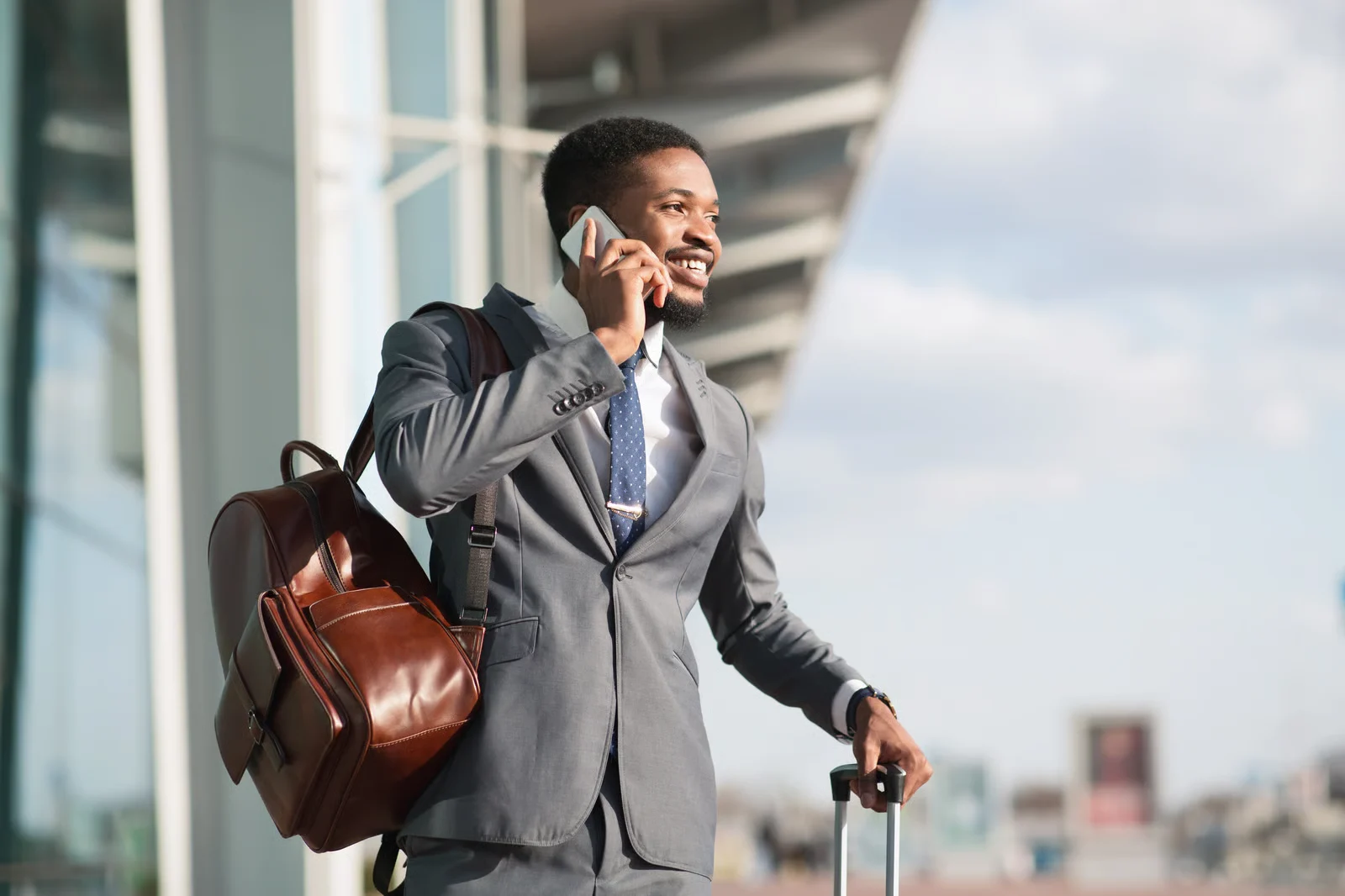 Executivo em viagem de negócios falando ao telefone no aeroporto